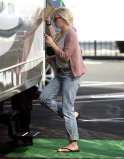 Scarlett Johansson feet photo thumbnail