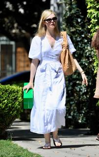 Elle Fanning feet photo thumbnail