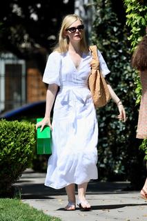 Elle Fanning feet photo thumbnail