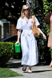 Elle Fanning feet photo thumbnail
