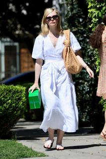 Elle Fanning feet photo thumbnail