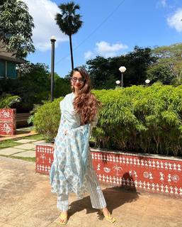 Anushka Sen feet photo thumbnail