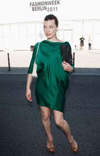 Milla Jovovich feet photo thumbnail