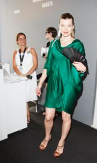 Milla Jovovich feet photo thumbnail