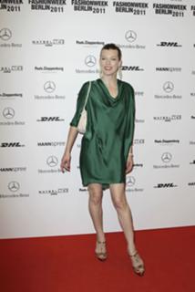 Milla Jovovich feet photo thumbnail