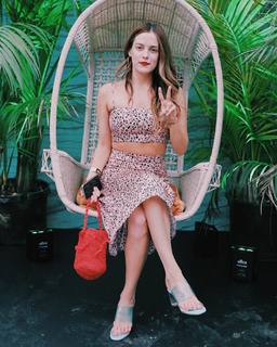 Riley Keough feet photo thumbnail