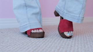 Brittani Taylor feet photo thumbnail