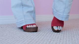 Brittani Taylor feet photo thumbnail