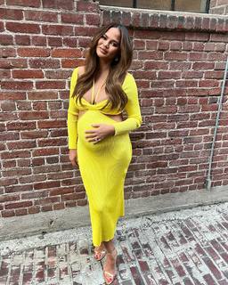 Chrissy Teigen feet photo thumbnail
