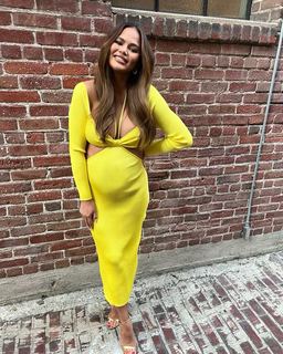 Chrissy Teigen feet photo thumbnail