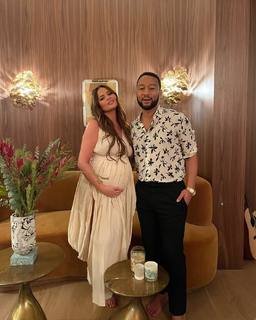 Chrissy Teigen feet photo thumbnail