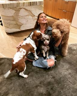 Chrissy Teigen feet photo thumbnail