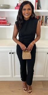 Mindy Kaling feet photo thumbnail