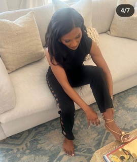 Mindy Kaling feet photo thumbnail