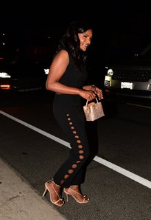 Mindy Kaling feet photo thumbnail