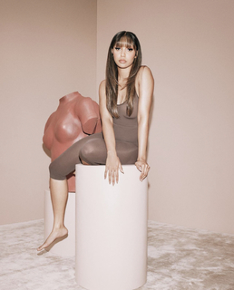 PinkPantheress feet photo 1