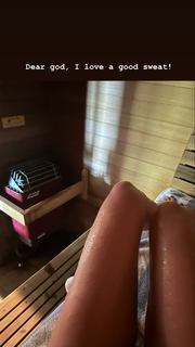 Julianne Hough feet photo thumbnail