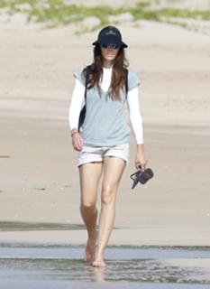 Jessica Biel feet photo thumbnail