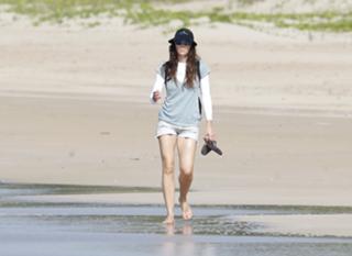 Jessica Biel feet photo thumbnail