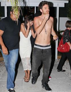Selena Gomez feet photo thumbnail