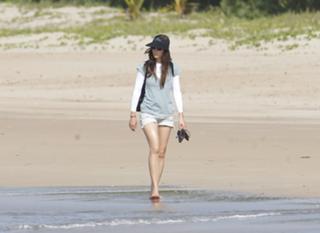 Jessica Biel feet photo thumbnail