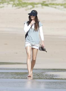 Jessica Biel feet photo thumbnail