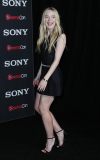 Dakota Fanning feet photo thumbnail