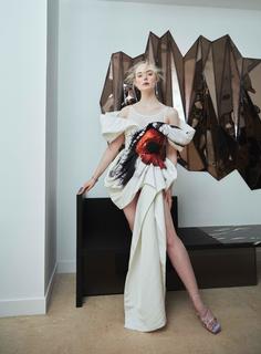 Elle Fanning feet photo thumbnail