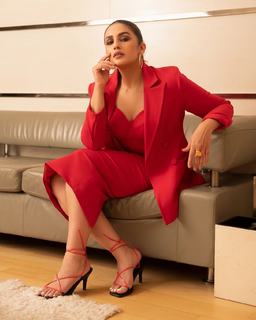 Huma Qureshi feet photo thumbnail