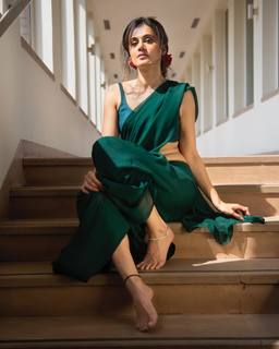 Taapsee Pannu feet photo thumbnail