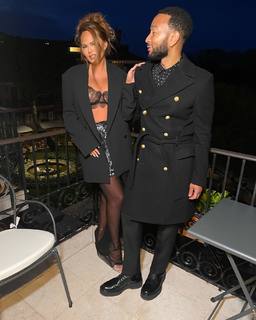 Chrissy Teigen feet photo thumbnail