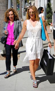 Kaley Cuoco feet photo thumbnail