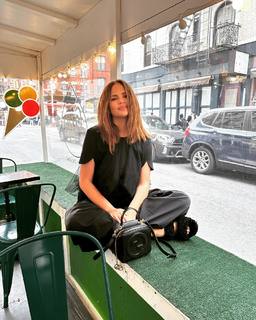 Chrissy Teigen feet photo thumbnail