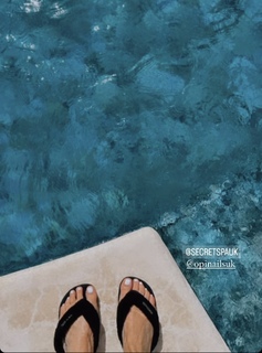 Ashley Roberts feet photo thumbnail