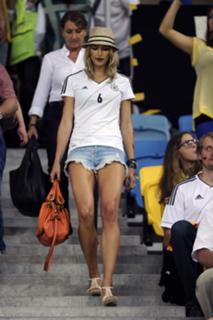 Lena Gercke feet photo thumbnail
