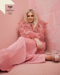 Kelsea Ballerini feet photo thumbnail