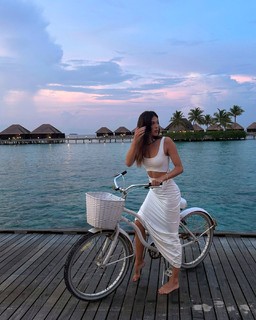 Iris Mittenaere feet photo thumbnail