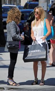 Kaley Cuoco feet photo thumbnail