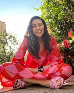 Karisma Kapoor feet photo thumbnail