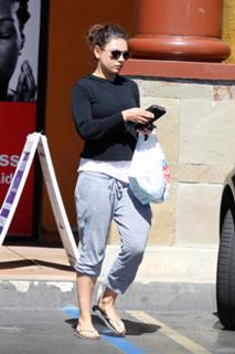 Mila Kunis feet photo thumbnail