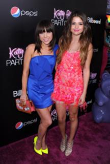 Selena Gomez feet photo thumbnail