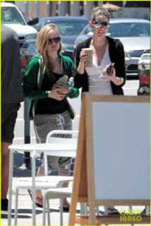 Avril Lavigne feet photo thumbnail