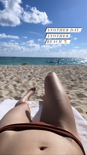 LeAnn Rimes feet photo thumbnail