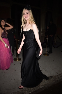 Elle Fanning feet photo thumbnail
