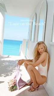 Pamela Anderson feet photo thumbnail