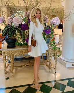 Victoria Silvstedt feet photo thumbnail