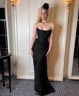 Elle Fanning feet photo thumbnail