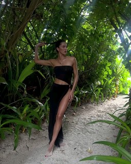 Iris Mittenaere feet photo thumbnail