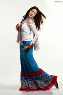 Genelia Deshmukh feet photo 3