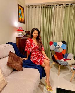 Anushka Sen feet photo thumbnail